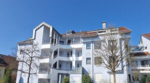 1758 – Attraktive 3 Zi-Wohnung mit sonnigem Balkon, EBK, TG und schickem Bad in Schönaich!