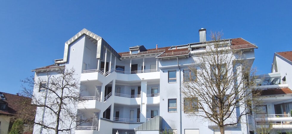 1758 – Attraktive 3 Zi-Wohnung mit sonnigem Balkon, EBK, TG und schickem Bad in Schönaich!