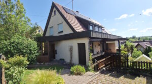 1772 – Freistehendes Wohnhaus mit viel Platz für eine oder zwei Familien – Garage mit Werkstattbereich!