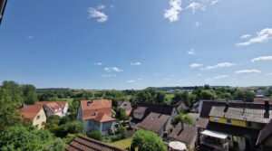 1777 – Freistehendes Wohnhaus mit viel Platz für eine oder zwei Familien – Garage mit Werkstattbereich!