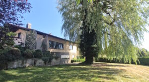 1779 – Großzügiges Einfamilienhaus mit ELW, drei Garagen und schönem Garten in ruhiger Lage!
