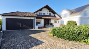 1785 – Familienfreundliches Einfamilienhaus mit Doppelgarage, sonniger Terrasse und Garten!