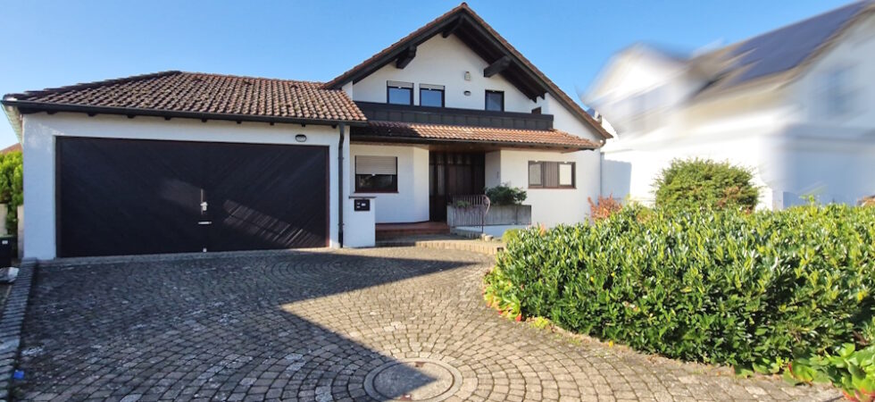 1785 – Familienfreundliches Einfamilienhaus mit Doppelgarage, sonniger Terrasse und Garten! 1785 – Familienfreundliches Einfamilienhaus mit Doppelgarage, sonniger Terrasse und Garten!