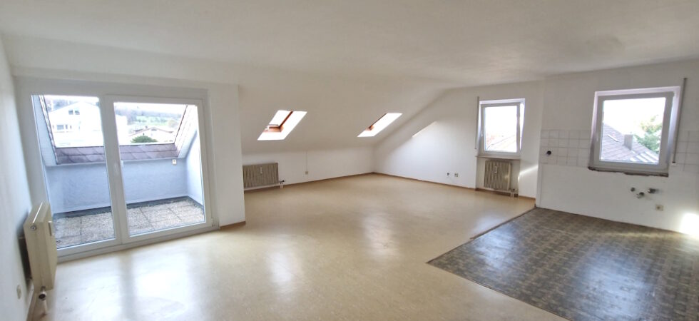 1796 – Geräumige 3-Zi.-DG-Wohnung mit Aufzug – viel Potenzial in zentraler Lage von Unterjettingen!