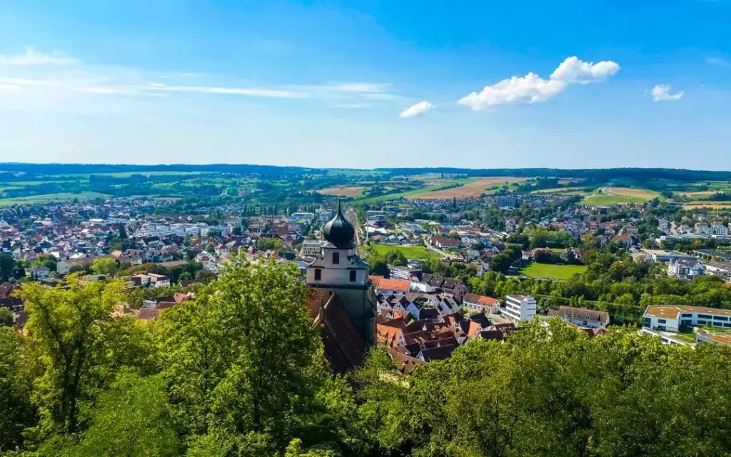 Luftaufnahme vom Schlossberg Herrenberg mit Stiftskirche und Blick über die Altstadt Herrenberg (71083), Immobilienmakler Region Böblingen