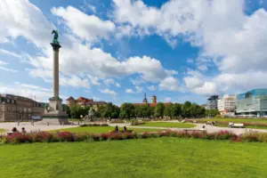 Immobilienmakler für Stuttgart & Region: Der Schlossplatz steht für Stuttgarts hohe Lebensqualität. Professionelle Beratung beim Immobilienkauf und -verkau