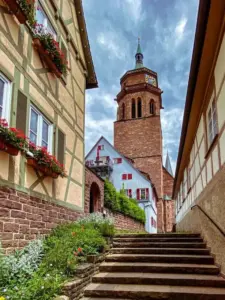 Sandsteintreppe und Fachwerkhäuser mit Kirchturm in Weil der Stadt, Immobilien Makler Meyer für Renningen und Malmsheim
